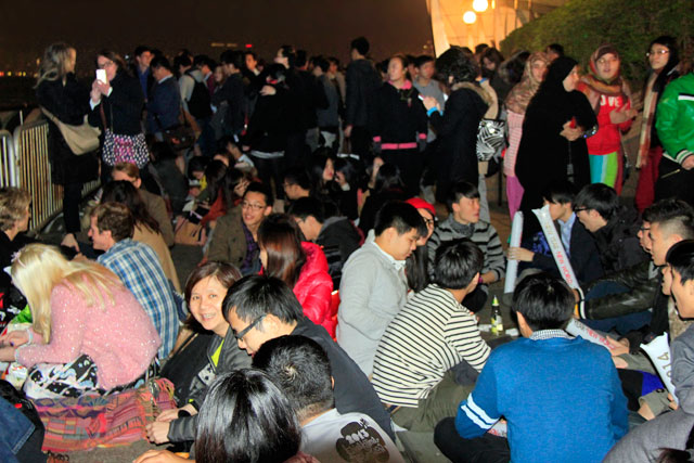 Pessoas ocupam seus lugares para assistir ao show de fogos, na Golden Bauhinia Square