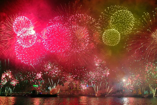 Show pirotécnico da virada do ano, em Kowloon