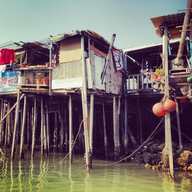 Casas de palafita vistas do passeio de barco em Tai O (via Instagram)