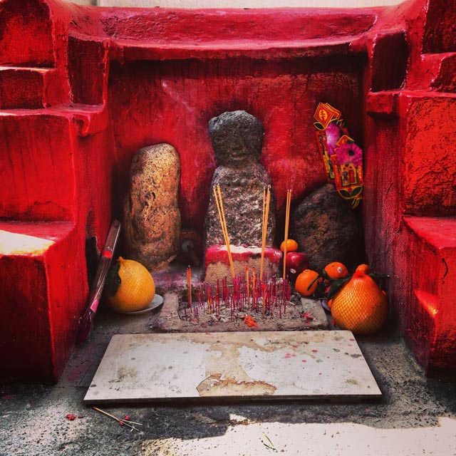 Canteiro de adoração budista, na Tai O Wing On Street