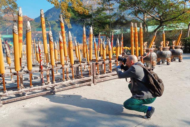 Fotografo incensos no Po Lin Monastery