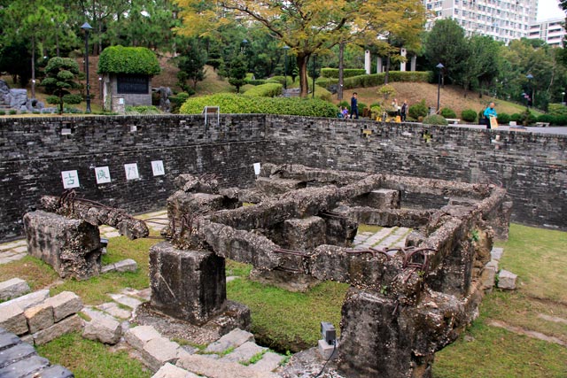 Ruínas do portão sul da Cidade Murada de Kowloon, no Kowloon Walled City Park 