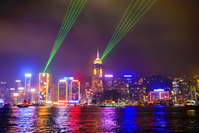 Projeção de laser no espetáculo Symphony of Lights, na ilha de Hong Kong