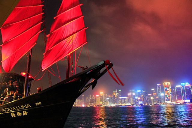 Caravela utilizada em passeios turísticos vista da Avenida das Estrelas