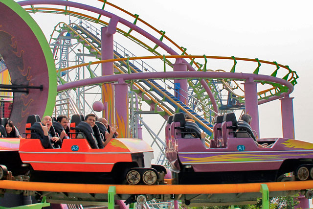 Eu, Élcio e Tião, na montanha russa The Dragon, área Marine World 