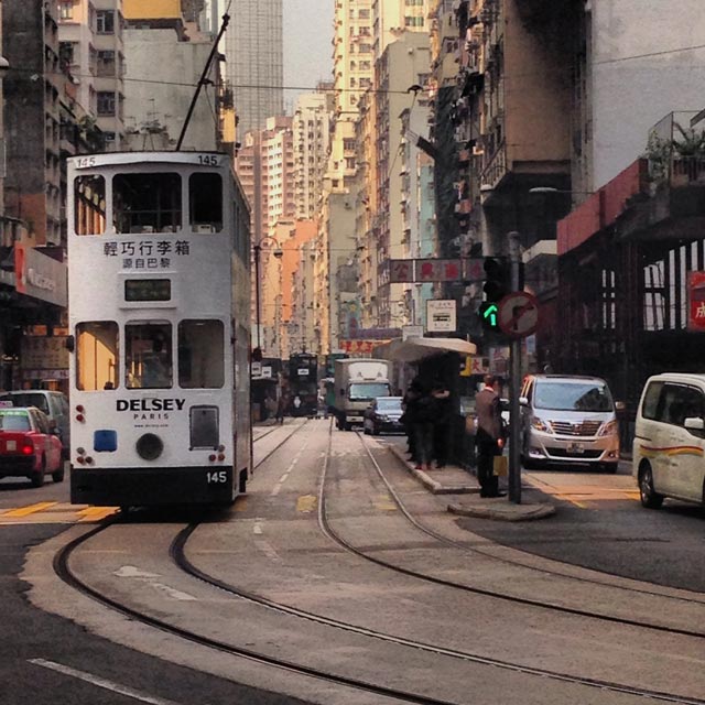 Ônibus do tipo double-decker, na Des Vouex Road (via Instagram)