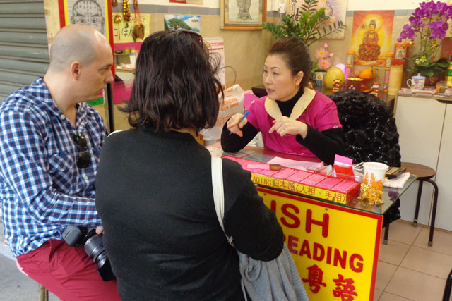 Na prática do Kau Cim, vidente responde à pergunta da minha mãe