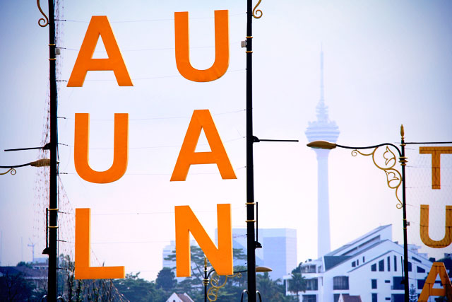 Proximidades do Palácio Nacional. KL Tower ao fundo