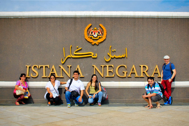 Minha mãe, Maria, Tião, Yáskara, Élcio e eu, nas dependências do Palácio Nacional (Istana Negara), em Kuala Lumpur
