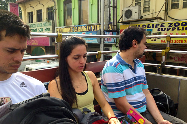 Tião, Yáskara e Élcio, a bordo do ônibus sightseeing