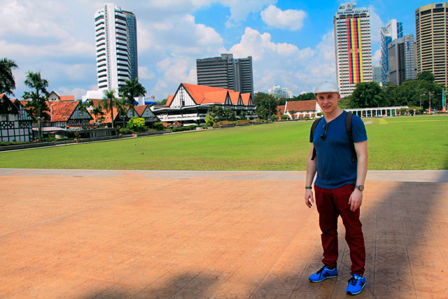 À sombra da haste da bandeira, na Dataran Merdeka