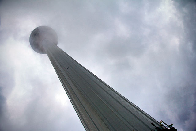 KL Tower, parcialmente coberta pelas nuvens