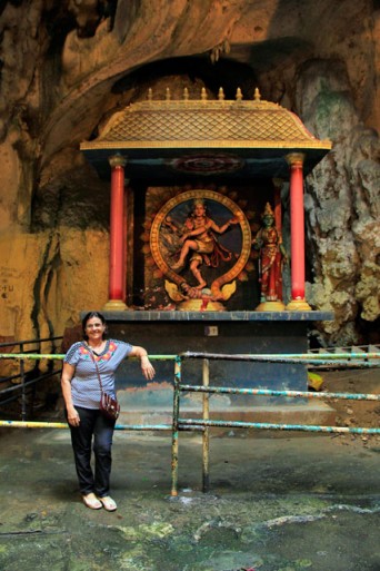 Maria, em santuário dedicado a Shiva Nataraja, na Temple Cave