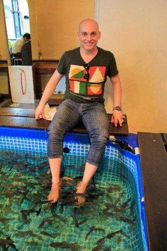 Eu, no Fish spa do Central Market