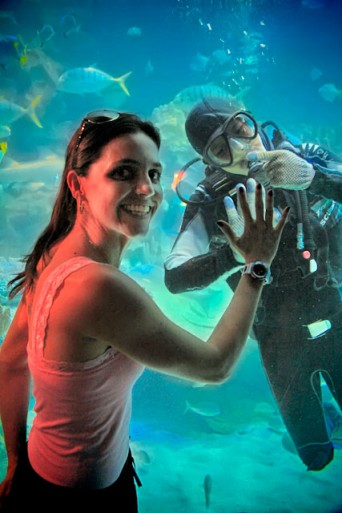 Yáskara posa junto ao mergulhador, no Aquaria KLCC