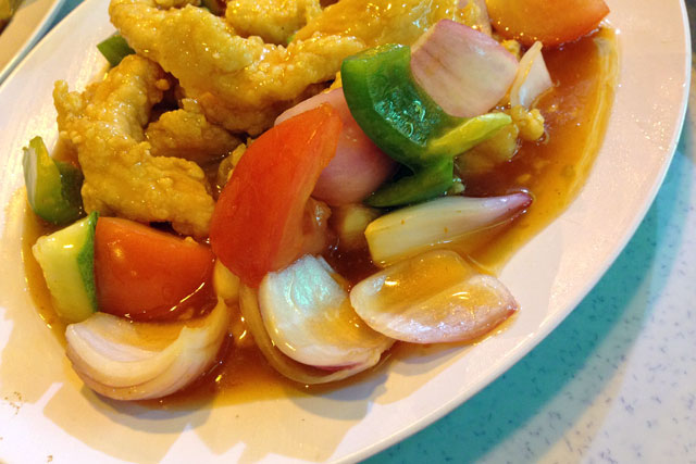 Frango picante com legumes, na Jalan Alor