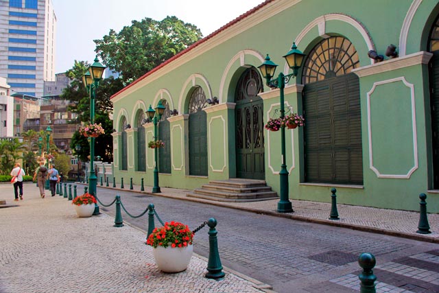 Fachada lateral do Teatro Dom Pedro V, no Largo de Santo Agostinho