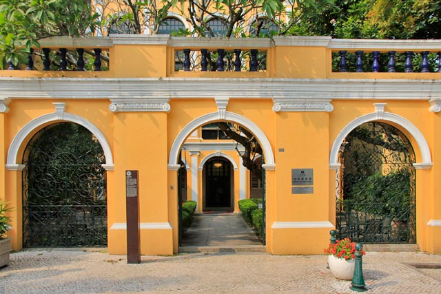 Entrada da Biblioteca Sir Robert Ho Tung, no Largo de Santo Agostinho