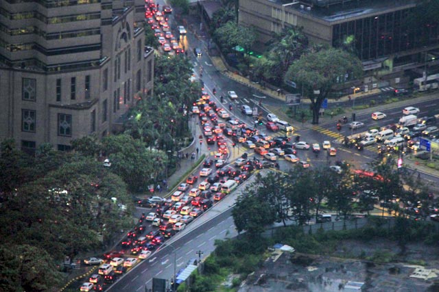 Trânsito de Kuala Lumpur visto da KL Tower