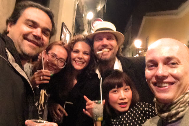 Selfie com Élcio, Victoriana, Lu, desconhecido, Isabel e eu, no Bairro Alto