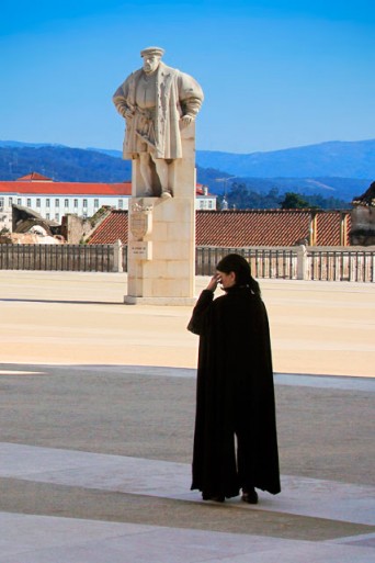 Doutoranda ensaia a defesa de sua tese, no pátio da Universidade de Coimbra