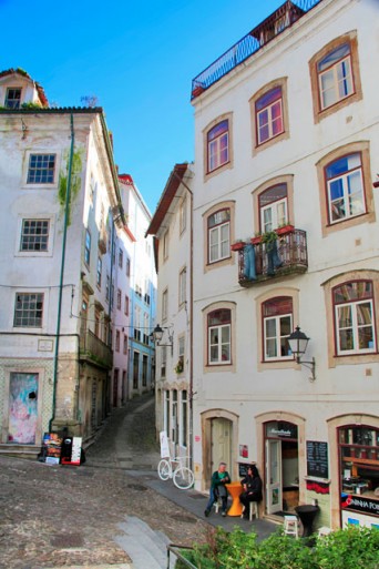 R. de Quebra Costas esquina com R. de Fernandes Tomás