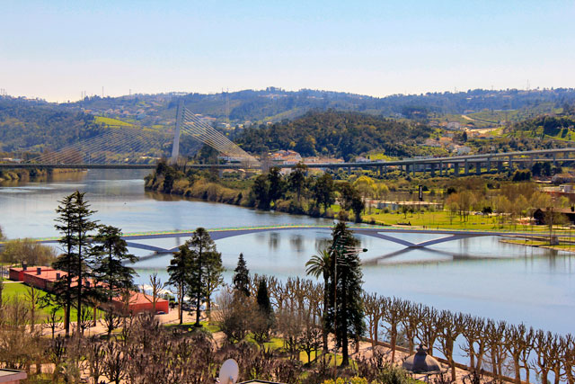 Mondego visto da R. da Couraça Lisboa. Destaque para a ponte pedonal Pedro e Inês