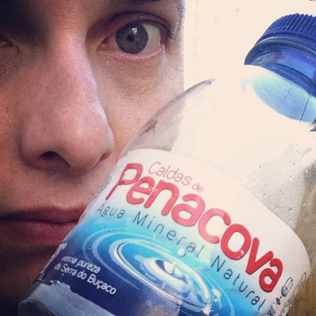 Garrafa de água mineral encontrada no Jardim de Manga (via Instagram)