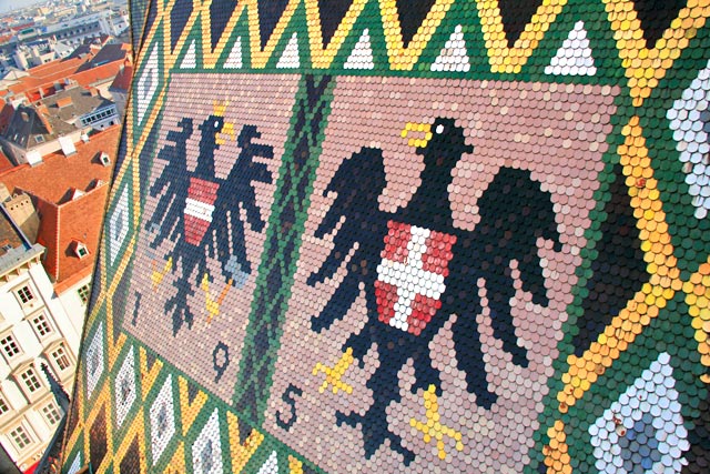 Brasões representados em telhado de mosaico da Stephansdom