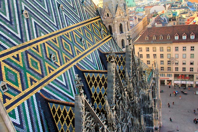 Detalhe do telhado de azulejos da Stephansdom