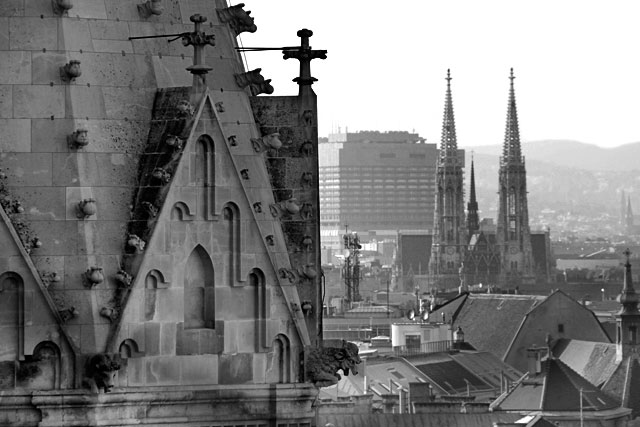 Torres da Votivkirche vistas da torre sul da Stephansdom.