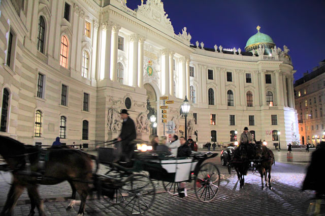 Fiaker passando pela Michaelerplatz
