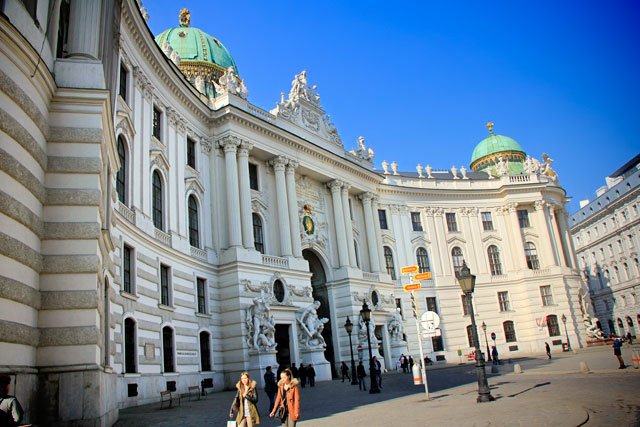 Entrada do Hofburg pela Michaelerplatz