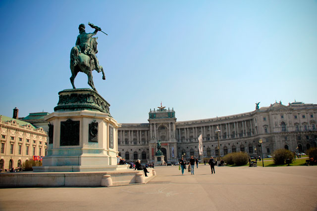 Heldenplatz. Neue Burg ao fundo