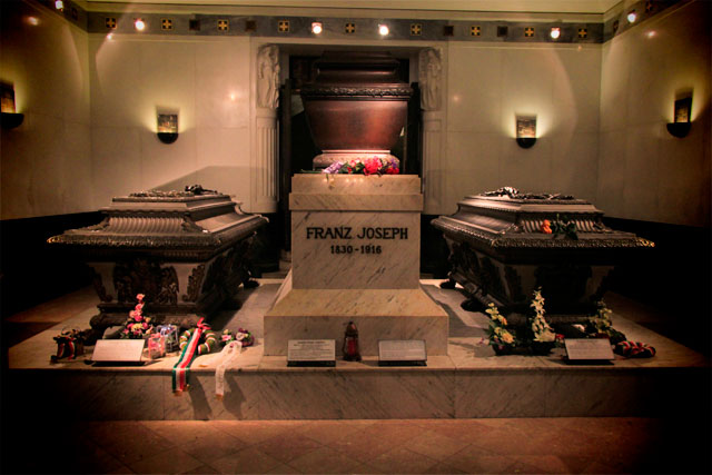 Sarcófago do imperador Francisco José I, ladeado pelos de sua esposa, Isabel da Baviera (Sisi), e de seu filho, Rodolfo, na Kaisergruft