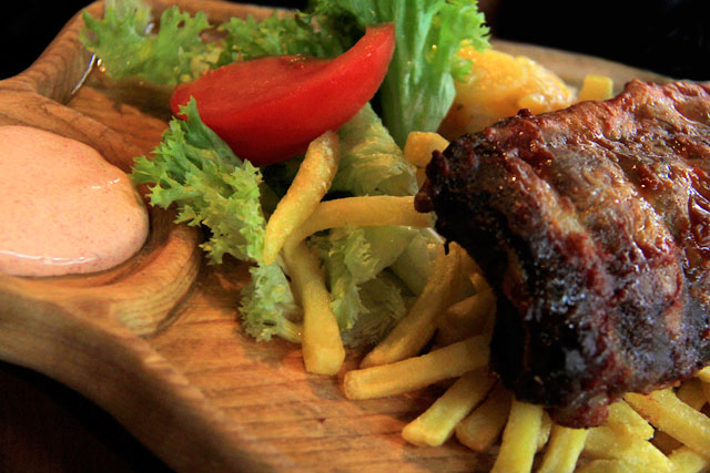 Costela de porco servida em restaurante do Naschmarkt