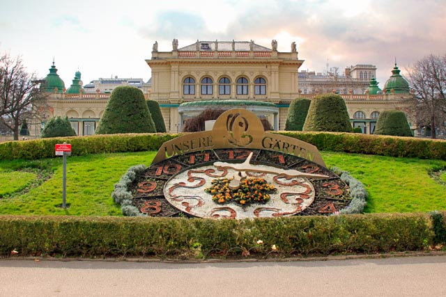 Relógio Floral e Kursalon, no Stadtpark 