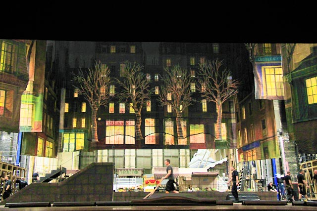 Cenário do espetáculo La bohème sendo montado no palco da Wiener Staatsoper