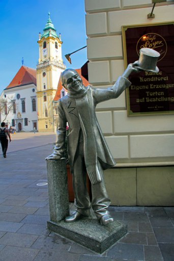 Estátua de Schöner Náci, situada na Hlavné námestie