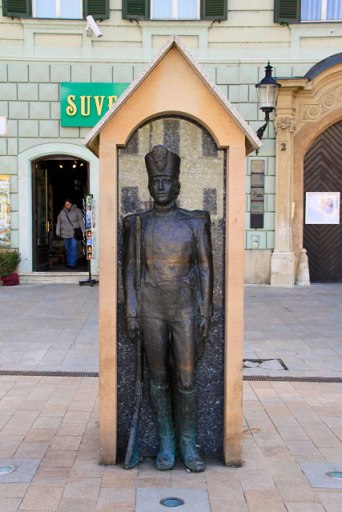 Estátua em homenagem à Casa de Guarda da cidade