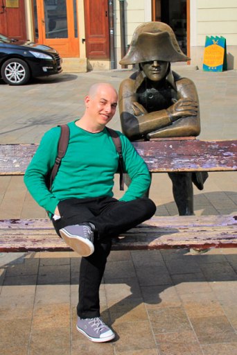 Eu junto à estátua de um dos soldados de Napoleão Bonaparte, na Hlavné námestie