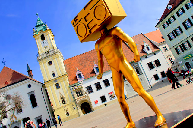 Estatueta do Radio_Head Awards, na Hlavné námestie. Torre da Antiga Prefeitura ao fundo