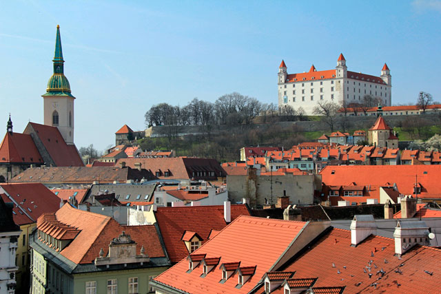 Bratislava vista da torre da Antiga Prefeitura. Destaque para o Bratislavský hrad (Castelo de Bratislava)