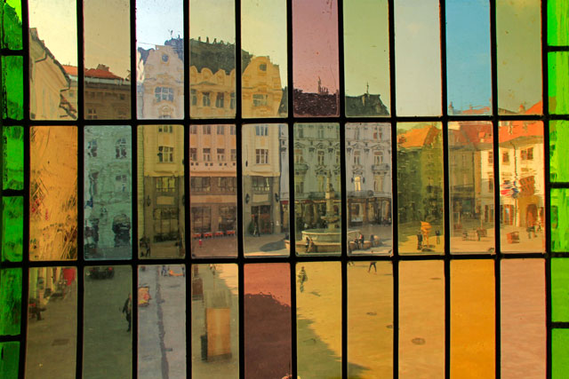 Hlavné námestie vista de dentro do Bratislava City Museum
