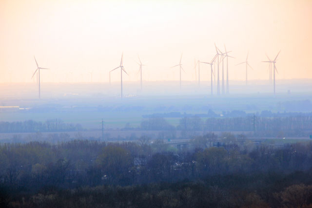 Parque eólico austríaco, situado às margens da autoestrada Nordost, visto do Bratislavský hrad 