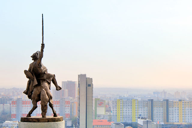 No detalhe, estátua equestre de Svatopluk I, governante da Grande Morávia, instalada no Pátio Honorário do Bratislavský hrad 