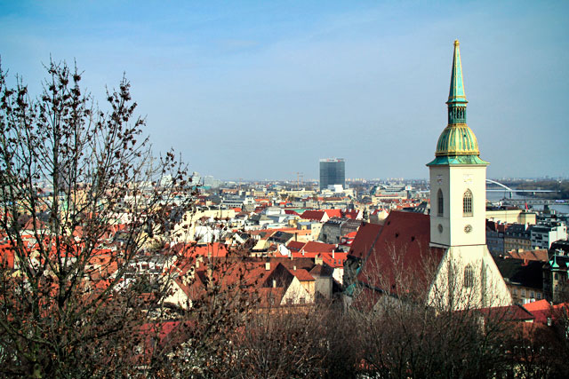 Katedrála svätého Martina (catedral de San Martín) vista do Bratislavský hrad