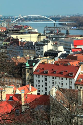 Most Apollo (Ponte Apolo) sobre o Danúbio, vista do Bratislavský hrad 