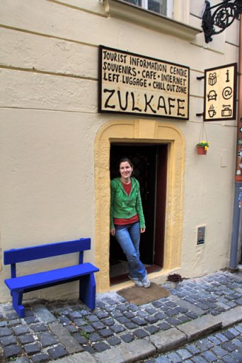 Elena, na entrada do Zulkafe