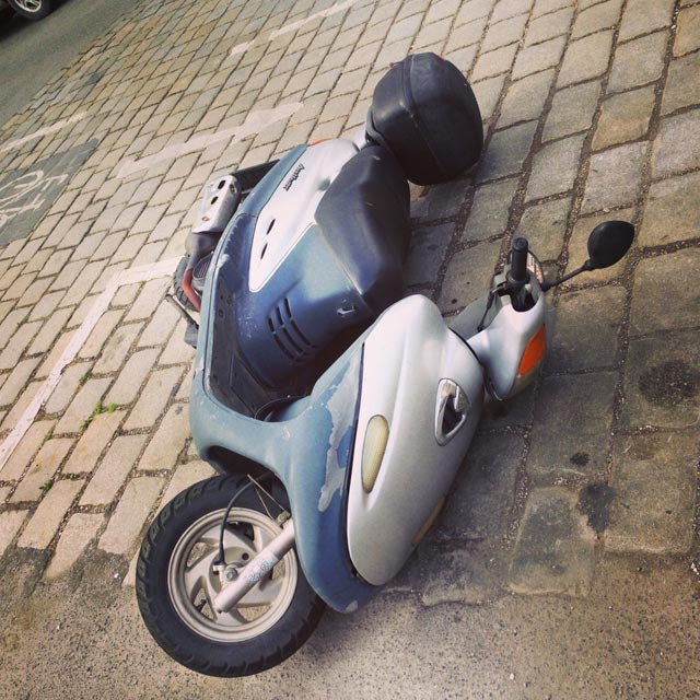 Scooter derrubada pelo vento (via Instagram)
